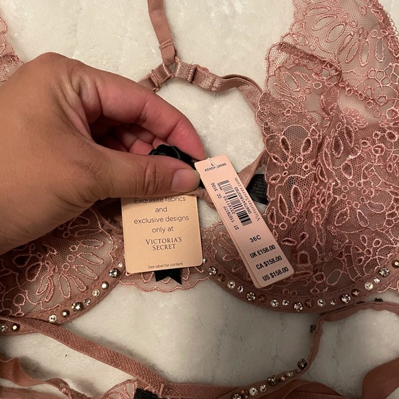 Victoria Secret - Picture 2 of 4